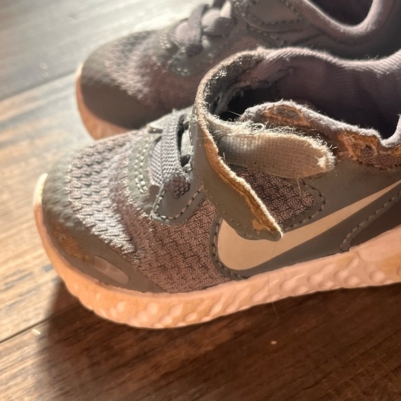 Nike Kids Gray Sneakers
BUNDLE LETS MAKE A DEAL 😁 - Picture 2 of 3